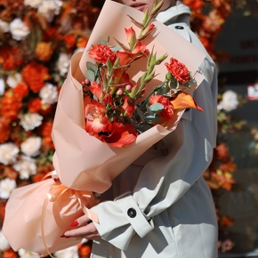 Букет "На закате дня" из гладиолусов, калл, гиперикума и диантусов в Протвино