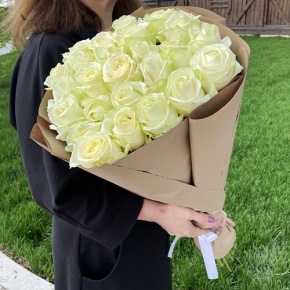 Букет из 25 белых роз в крафте (70 см) в Протвино