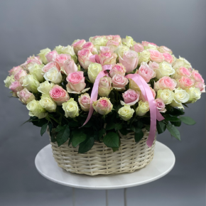 Композиция в корзине из 101 кенийской розы пастельный микс (40 см) в Протвино