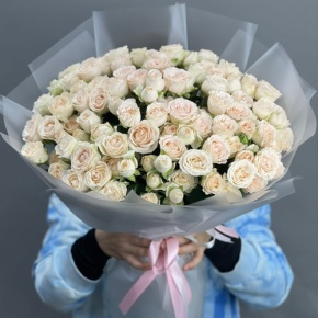 Букет из 35 кремовых кустовых роз (50 см) в Протвино