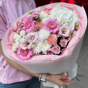 Букет "Розовые облака" из хризантемы, кустовых роз, диантусов, гортензии и эустом в Протвино