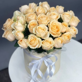 Композиция в шляпной коробке из 35 кремовых кенийских роз в Протвино