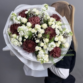 Букет "Шоколадный френч" из кустовых роз, хризантем Бигоуди, брунии, ароматных маттиол и сантини в Протвино