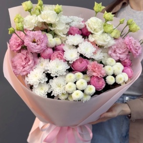 Букет "Задыхаюсь от нежности" из хризантемы, кустовых пионовидных роз, диантусов и эустом в Протвино