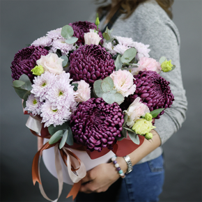 Композиция в шляпной коробке "Наденька" из хризантем Бигоуди, эустом и эвкалипта в Протвино