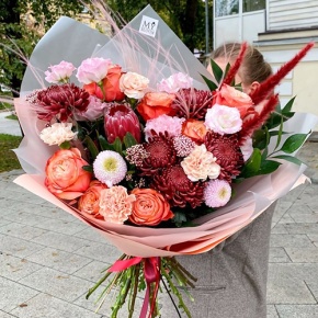 Букет "Каркаде" из хризантем Бигоуди и Момоко, роз Эквадор Кахала, озатамнуса,  эустом, протеи, и диантусов в Протвино