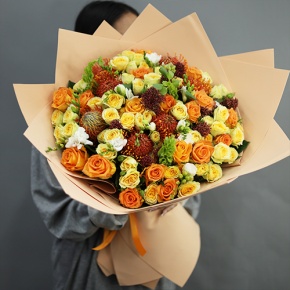 Букет "Осенние грёзы" из лейко, роз, фрезий, скиммии, молюцеллы и лейко в Протвино