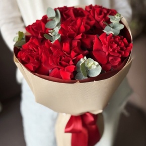 Букет "Красная пантера" из 7 роз Эквадор и эвкалипта в Протвино