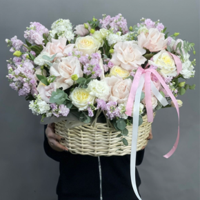 Композиция в корзине из роз Эквадор и ароматных маттиол в Протвино