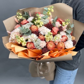 Букет "Татьяна" из маттиол, гортензий, роз Эквадор Кахала, диантусов, скиммии и озатамнуса в Протвино