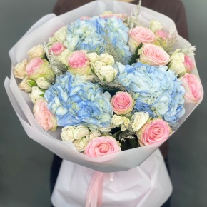 Букет "Легкий ветерок" из роз, конифера и гортензий в Протвино