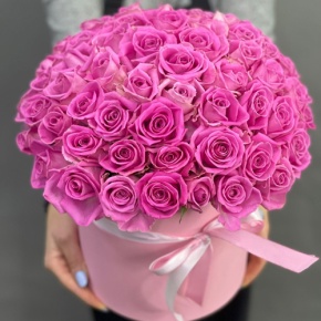 Композиция в шляпной коробке из 71 кенийской розы в Протвино