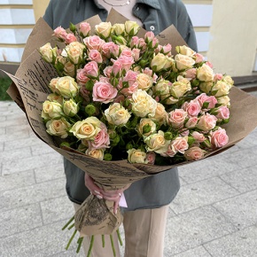 Букет из 19 кустовых роз в крафте (60 см) в Протвино