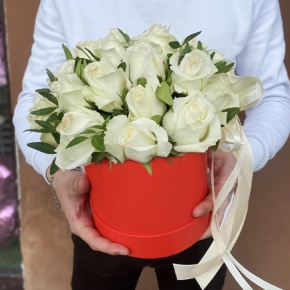 Композиция в шляпной коробке из 25 белых роз в Протвино
