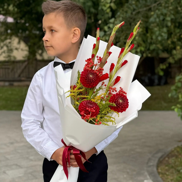 Букет на 1 сентября с красными гладиолусами, георгинами и калиной в Протвино