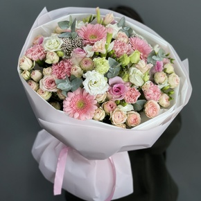 Букет "Я с тобой" из роз, эвкалипта, гербер, ароматных фрезий, озатамнуса, эустом и диантусов в Протвино