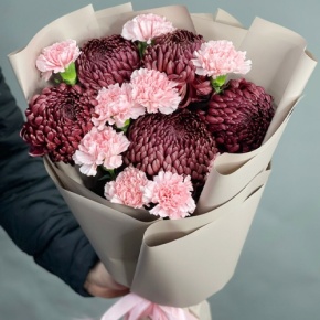 Букет из хризантем Бигоуди и розовых диантусов в Протвино