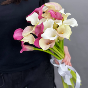 Букет из 21 каллы микс в Протвино