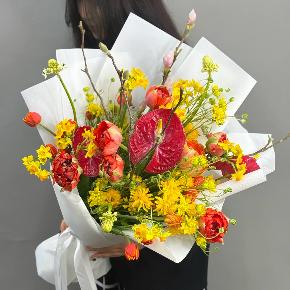 Букет с кустовыми ранункулюсами, антуриумом, тюльпанами и нарциссами в Протвино