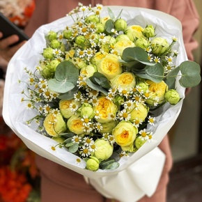 Букет "Иветта" из лимонных пионовидных кустовых роз и ромашек в Протвино