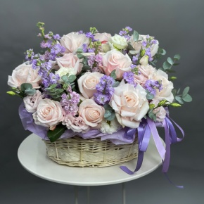 Композиция в корзине из французских роз и ароматных маттиол в Протвино