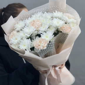 Букет из хризантем и диантусов пудра в Протвино