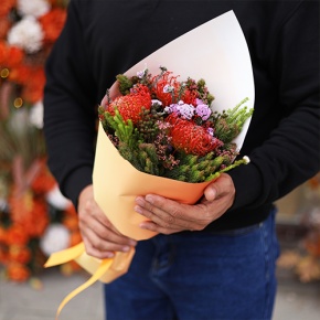 Букет "Капс" из лейко и экзотики в Протвино