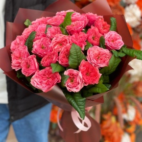 Букет из 25 махровых пионовидных роз Риджентс парк  (60 см) в Протвино