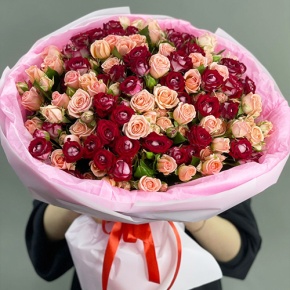 Букет "Рубиновый гранит" из 35 кустовых роз микс (50 см) в Протвино