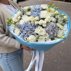 Букет "Голубые облака" из хризантемы, диантусов, Голландской гортензии, дельфиниума и эустомы в Протвино