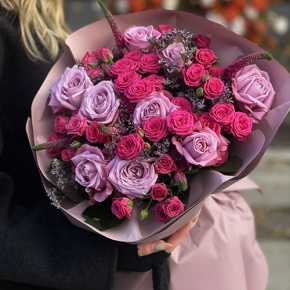 Букет "Малиновый вечер" из кустовых малиновых роз, вероники, лимониума и роз Меритим в Протвино