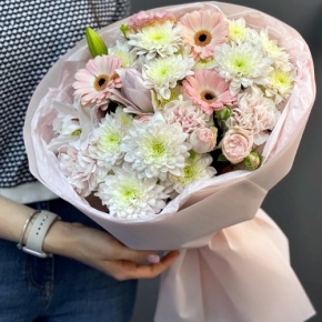 Букет "Дружба" из хризантемы, пионовидной лилии, гербер, диантусов и кустовых роз в Протвино