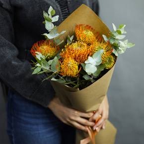 Букет "Гости из будущего" из 5 лейко и эвкалипта в Протвино