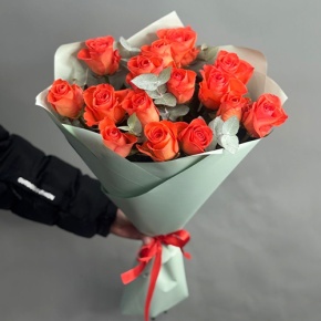 Букет из 15 морковных роз с эвкалиптом (50 см) в Протвино