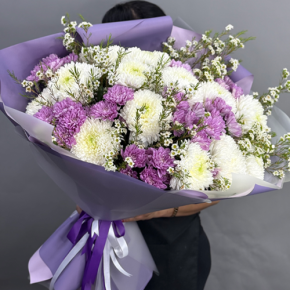 Букет "Лола" из хризантем Магнум, хамелациума и кустовых хризантем в Протвино