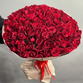 Букет 101 красная роза Кения в крафте (50 см) в Протвино