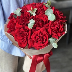 Букет "Красная пантера" из 13 роз Эквадор и эвкалипта в Протвино
