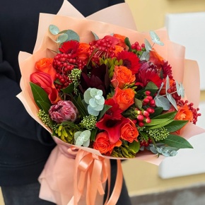 Букет "Красный закат" из калл, роз, калины, скиммии, гиперикума, сафари, гербер и капса в Протвино