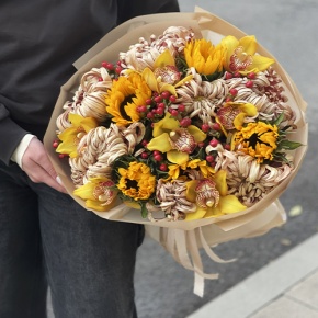Букет "Биркин" из подсолнухов, орхидей, гиперикума, хризантем Виена в Протвино