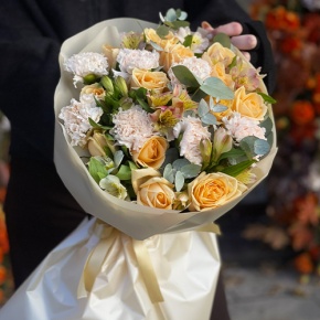 Букет "Пломбирный" из роз Аваланж, диантусов, альстромерий и эвкалипта в Протвино