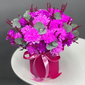 Композиция в шляпной коробке "Магия розового" из хризантем и лаванды в Протвино