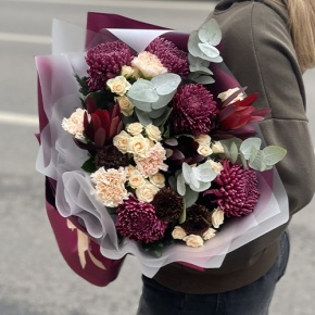 Букет "В каждом мгновении" из хризантем Бигоуди, кустовых роз, сафари, гербер Экзотик и диантусов в Протвино
