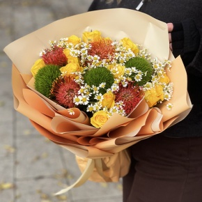 Букет "Зельда" из диантусов Lux, лимонных роз, лейко и ромашек в Протвино