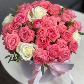 Композиция в шляпной коробке из белых и кустовых коралловых роз в Протвино