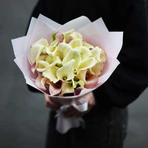 Букет из 25 калл нежный микс в Протвино