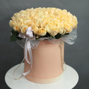 Композиция в шляпной коробке из 101 кремовой розы в Протвино