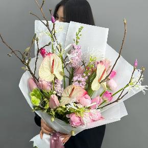 Авторский букет с антуриумами, ранункулюсами и цветущими ветками магнолии в Протвино