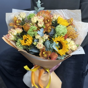 Букет "Сочиняй мечты" из подсолнухов, лейко, вибирнума, орхидей, калл, кустовых роз и талинума в Протвино
