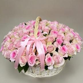 Композиция в корзине из 101 кенийской розы нежный микс (40 см) в Протвино