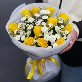 Букет "Синди" из лимонных роз, ромашек и хризантем сантини в Протвино